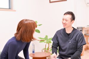 和やかな雰囲気のカウンセリング